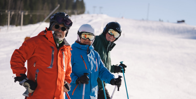 3 manliga seniorer i alpinutrustning i en pist i Orsa Grönklitt