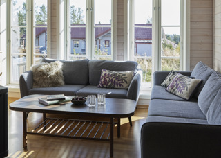 Vardagsrum med soffa och tvbord i en lägenhet i Orsa Grönklitt!