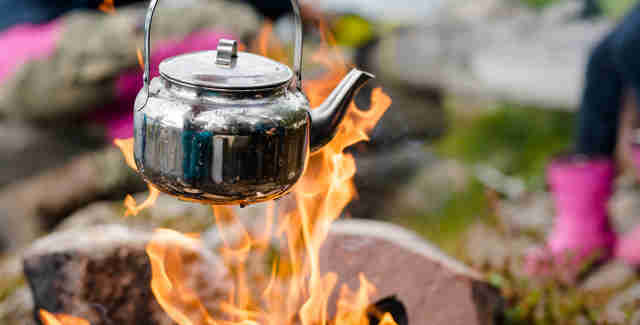 Kaffepanna som koksd över öppeneld på en grillplats i Orsa Grönklitt.