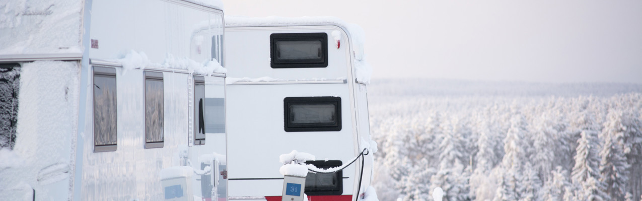 Husvagn i vackert snölandskap