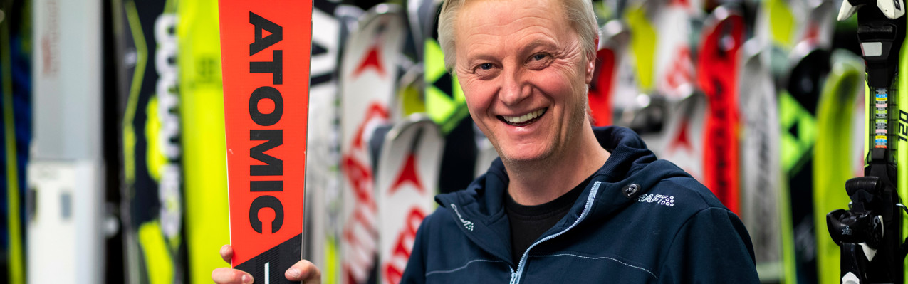 Manlig personal som hyr ut slalomutrustning i Sportshoppen i Orsa Grönklitt!