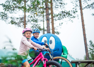 Barn som cyklar flowtrailen i Orsa Grönklitt