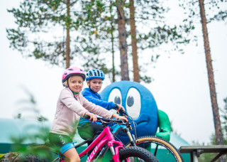 Barn som cyklar flowtrailen i Orsa Grönklitt