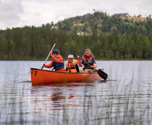 Familj som paddalar kanot i Rädsjön i Orsa Grönklitt!