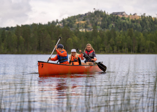 Familj som paddalar kanot i Rädsjön i Orsa Grönklitt!