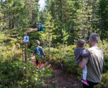 Pappa och barn på Bärras äventyrsstig - glädjefylld vandring i Orsa Grönklitt.