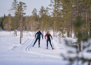 Två tjejer som åker längdskidor i Orsa Grönklitt