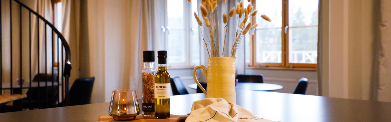 Nyrenoverat matsalsrum med köksö - stilfull inredning i Grönklitts boende.