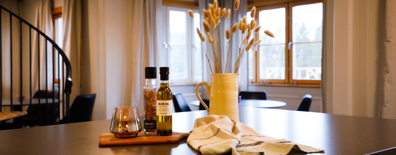 Nyrenoverat matsalsrum med köksö - stilfull inredning i Grönklitts boende.