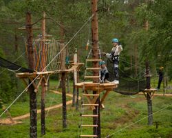 Barn som ska åka zipline i Orsa Grönklitts Klätterpark