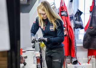 Kvinnlig personal som slipar längdskidor på Längdcentrum i Orsa Grönklitt