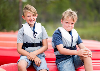 Två pojkar redo för kanottur i Orsa Grönklitt - äventyr på vattnet.