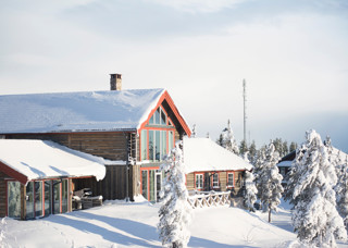 Limbygården i Orsa Grönklitt i vitt vinterlandskap
