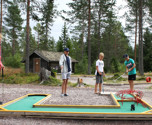 Barn som spelar minigolf i Orsa Grönklitt!