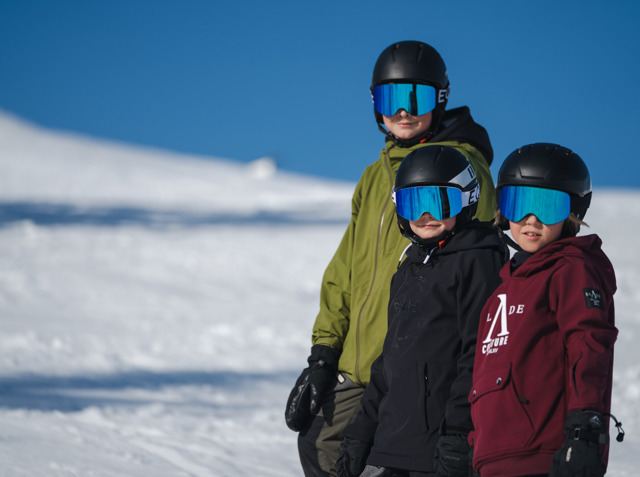 3 grabbar i alpin utrustning står på led i norrbacken i Orsa Grönklitt