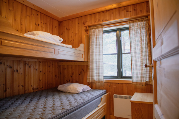Interiörbild från sovrum i vandrarhemmet i Orsa Grönklitt