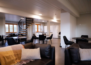 Modernt vardagsrum och kök i Grönklittsgården - bekvämt och stilfullt boende i Orsa Grönklitt.