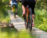 Två cyklister på spång i naturen - fartfyllda cykelturer i Orsa Grönklitt