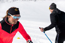 Två skidåkare i konferensgrupp som kör tävling i längdskidor i Orsa Grönklitt