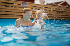 Två barn leker i poolen i Orsa Grönklitt