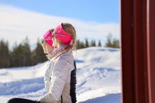Kvinnliga längdåkare njute av solen sittandes i snön