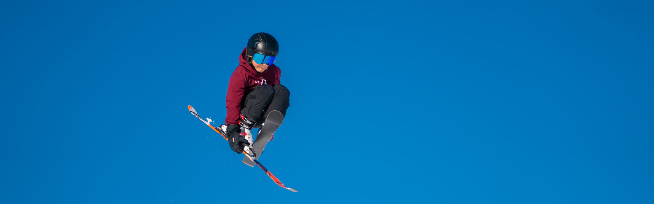 Litet barn som hoppar i Snowparken i Orsa Grönklitt