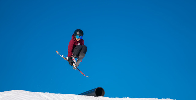 Litet barn som hoppar i Snowparken i Orsa Grönklitt
