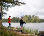 Barn som fiskar i Rädsjön i Orsa Grönklitt!