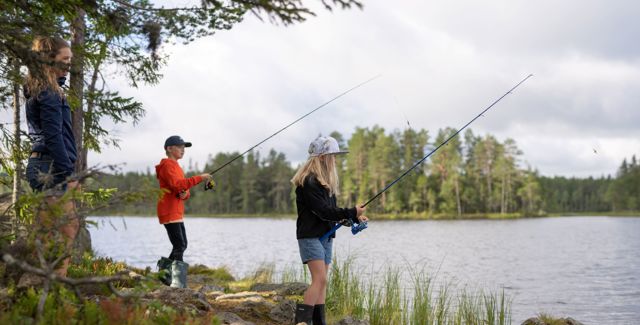 Barn som fiskar i Rädsjön i Orsa Grönklitt!