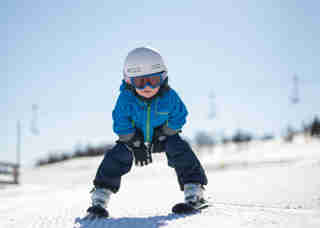 Litet barn åker skidor