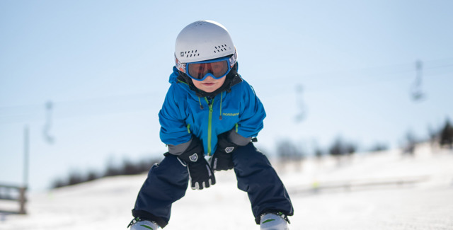 Litet barn åker skidor