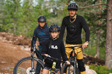 Pappa med dotter och son som cyklar i Orsa Grönklitt