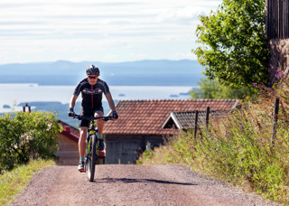Kille som cyklar upp för backe i Fryksås, Orsa Grönklitt