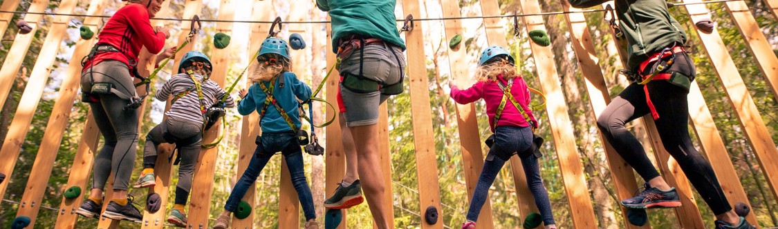 Barn och ledare som klättrar vid skolbesök i Grönklitt klätterpark
