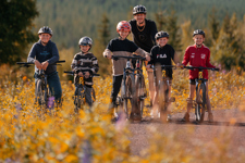 Familj som cyklar i Orsa Grönklitt vacker höstdag