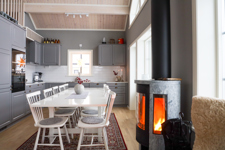 Vy över kök i en modern stuga i Blåbärsbyn i Orsa Grönklitt