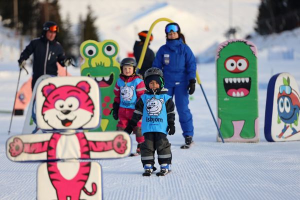 Barn som deltar i skidskolan med skidinstruktör i Orsa Grönklitt