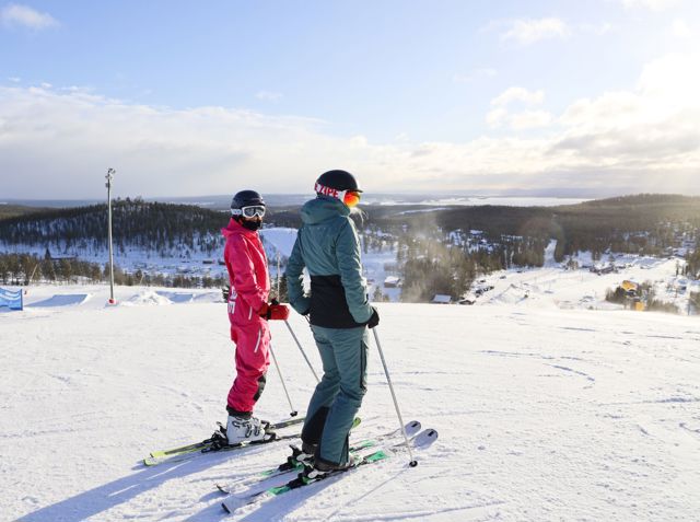 Två kvinnliga slalomåkare i slalombacke i Orsa Grönklitt